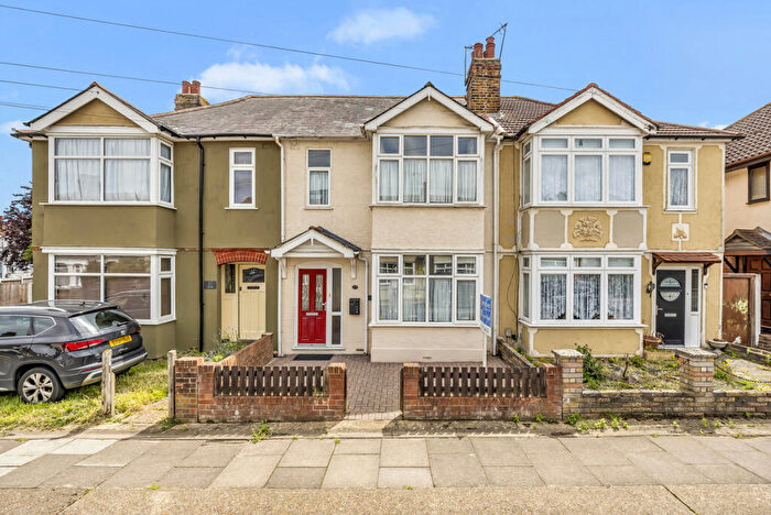 3 Bedroom Terraced House For Sale In Oak Street, Romford, RM7
