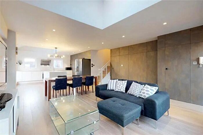 3 Bedroom Apartment For Sale In City Pavilion, Chilton Street, Tower Hamlets, E2