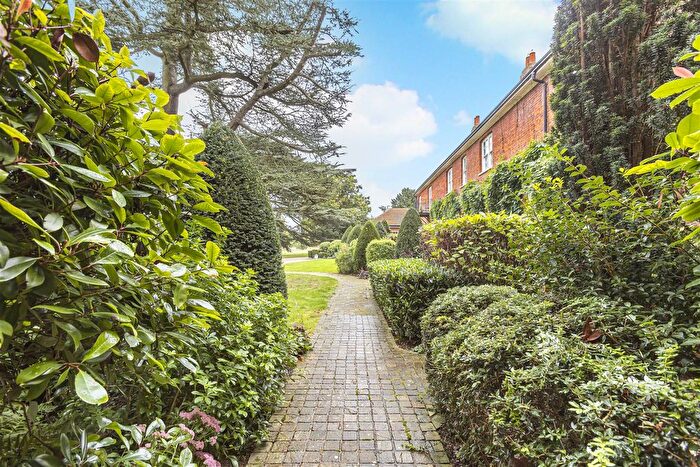 1 Bedroom Flat For Sale In The Stables, Balls Park, Hertford, SG13