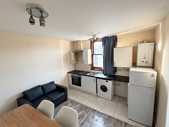 2 Bedroom Flat To Rent In Hendon Lane, Finchley, N3