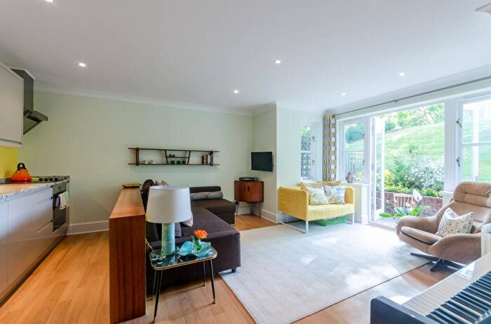 3 Bedroom Flat To Rent In Platts Lane, Hampstead, London, NW3