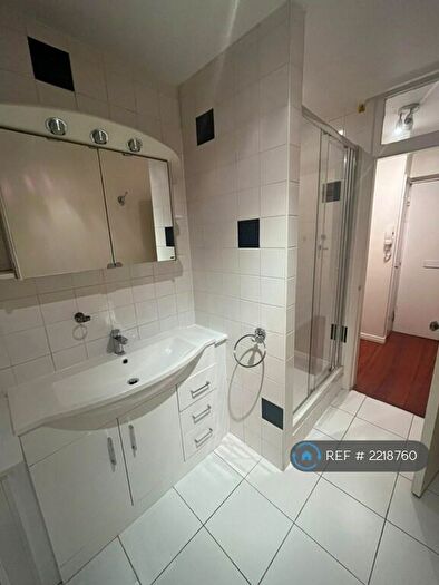 Studio To Rent In Rothesay Court, London, SE11