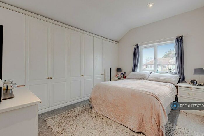 3 Bedroom Flat To Rent In Dollis Hill Lane, London, NW2