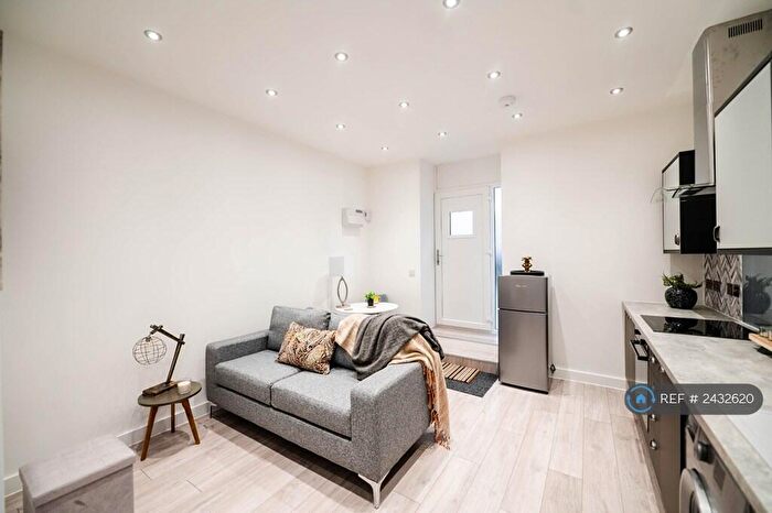 2 Bedroom Flat To Rent In Greaves Street, Oldham, OL1