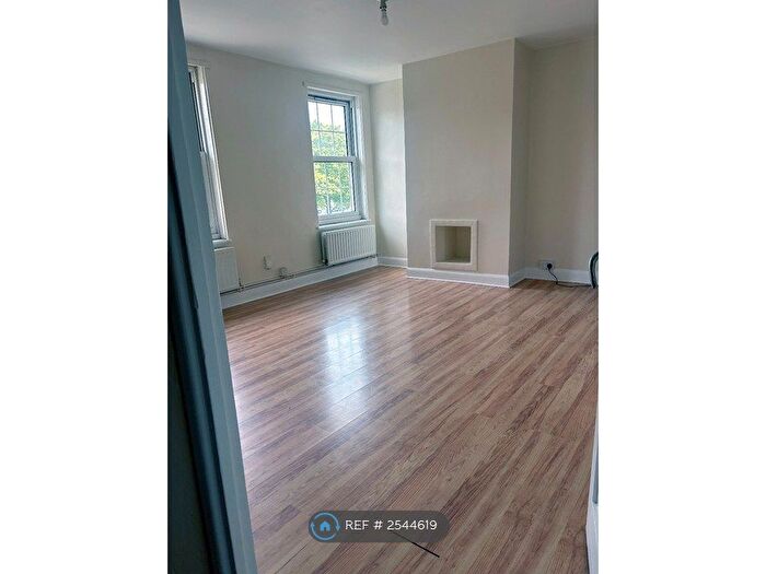 2 Bedroom Flat To Rent In Green Lane, Morden, SM4