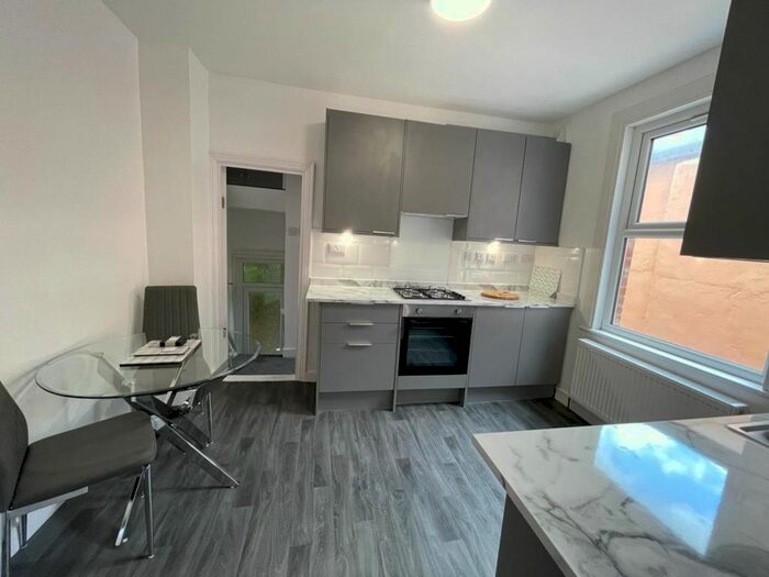 2 Bedroom Flat To Rent In Chapter Road, London, NW2