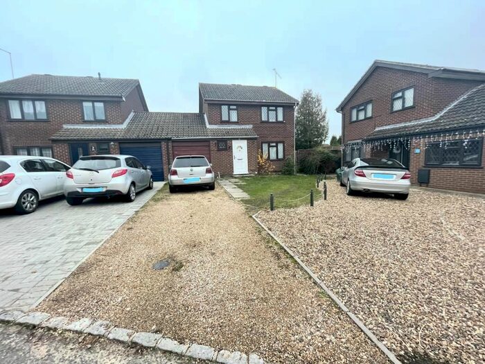 4 Bedroom Link Detached House To Rent In Blenheim Close, Wokingham RG41