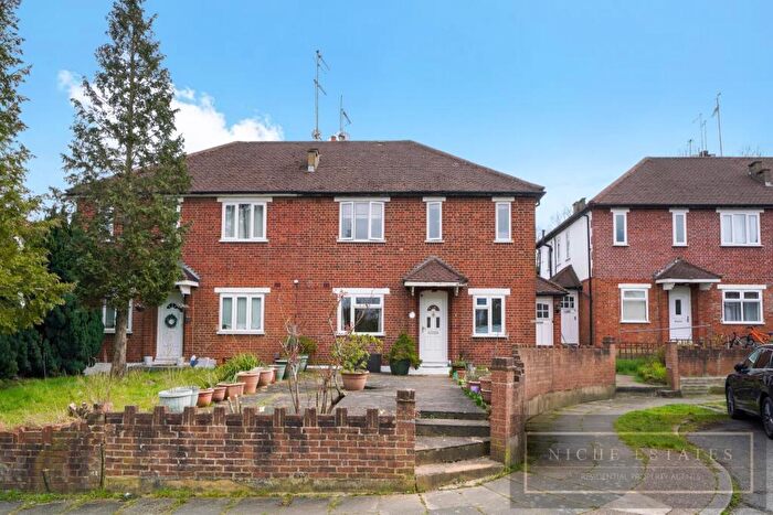 2 Bedroom Ground Maisonette To Rent In Huntly Drive, West Finchley, London, - See D Virtual Online Tour!, N3