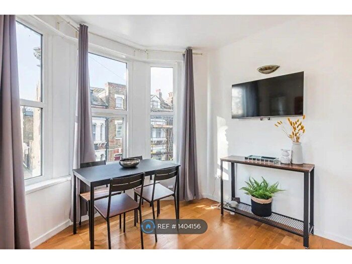 3 Bedroom Flat To Rent In Brailsford Road, London, SW2