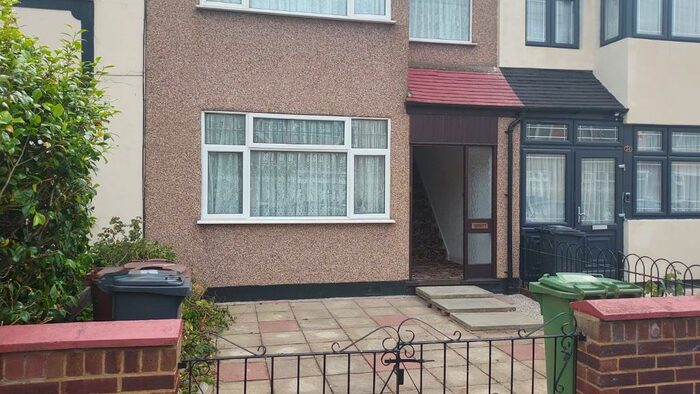 3 Bedroom End Of Terrace House To Rent In Temple Avenue, Dagenham, London, RM8