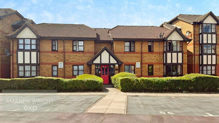 2 Bedroom Flat For Sale In Redwood Grove, Bedford, MK42