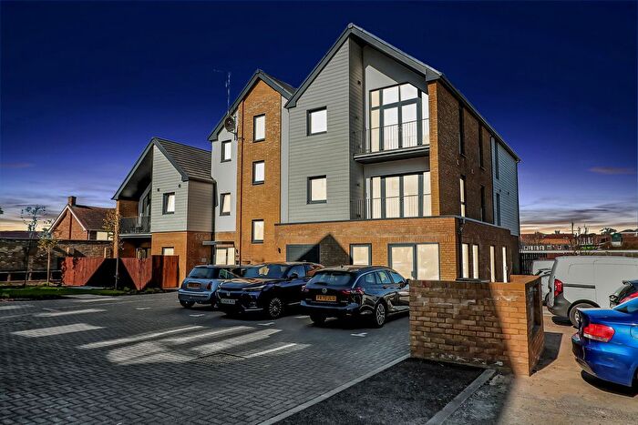 2 Bedroom Flat To Rent In High Street, Rayleigh, SS6
