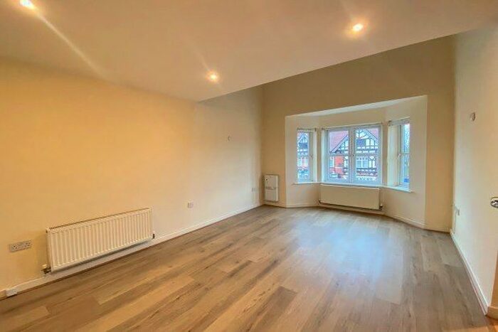 3 Bedroom Flat To Rent In Russell Place, Sale M33