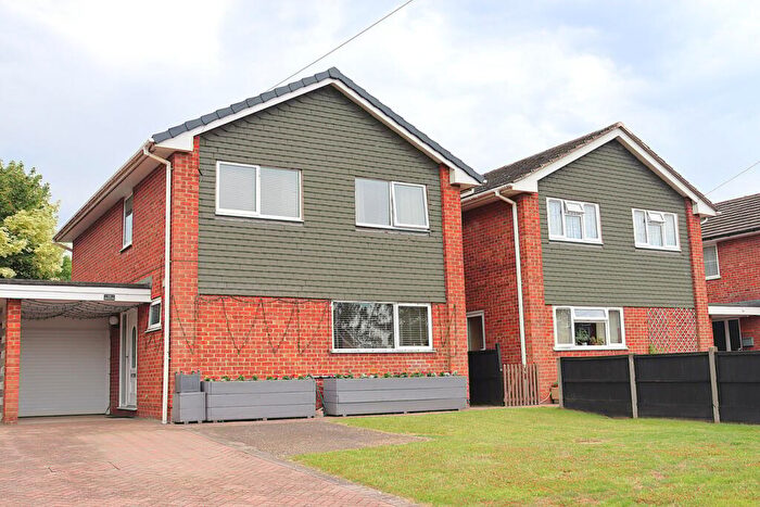 4 Bedroom Link Detached House For Sale In Highfield Path, Farnborough, GU14