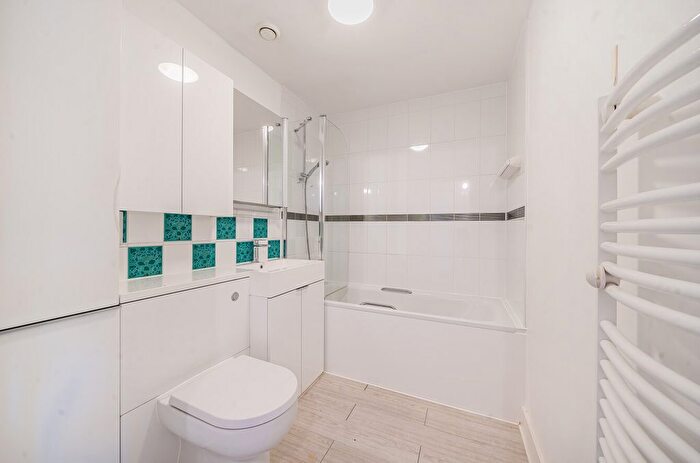 1 Bedroom Flat For Sale In Barrington Court, Wilton Road, London, SW1V