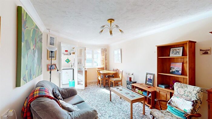 2 Bedroom Flat For Sale In De Moulham Road, Swanage, BH19