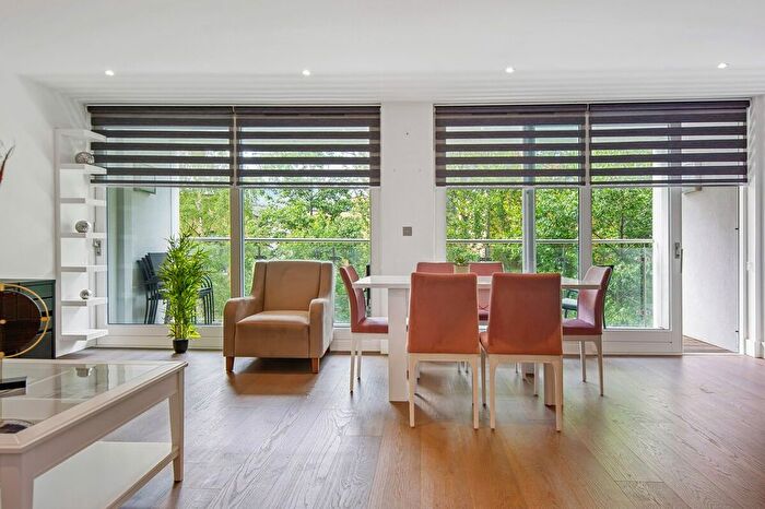 3 Bedroom Flat To Rent In Hoxton, N1