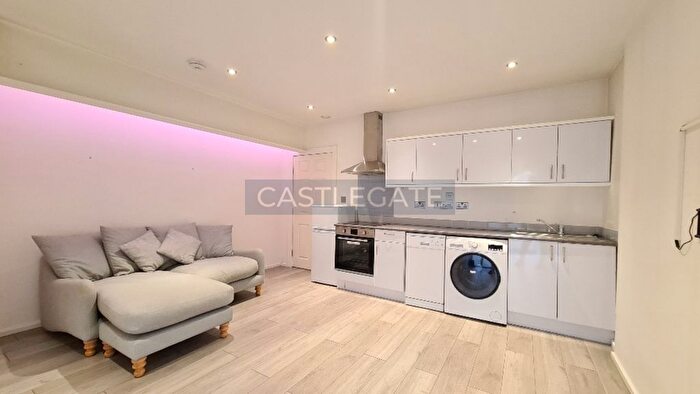 2 Bedroom Flat To Rent In Rook Street, Huddersfield, West Yorkshire, HD1