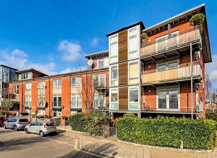 2 Bedroom Flat To Rent In Hunt Close, London, W11