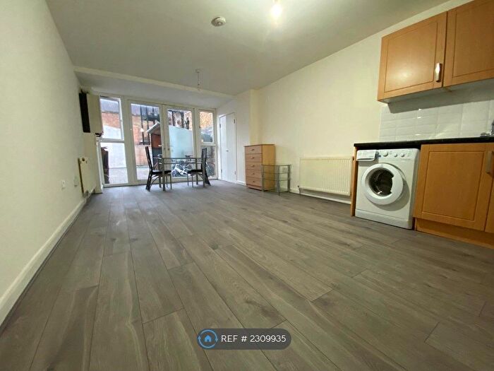 1 Bedroom Flat To Rent In Ivory Court, London, E9