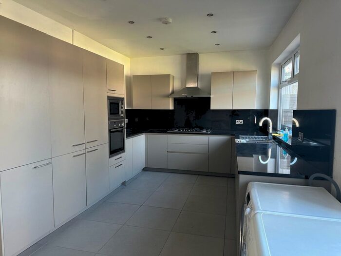 5 Bedroom Terraced House To Rent In Longwood Gardens, Ilford, IG5