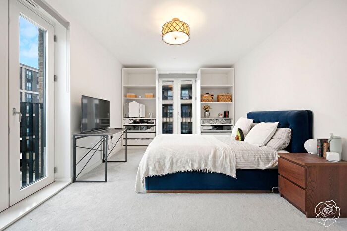 3 Bedroom Flat For Sale In Triathlon Point, Madison Way, Stratford, E20