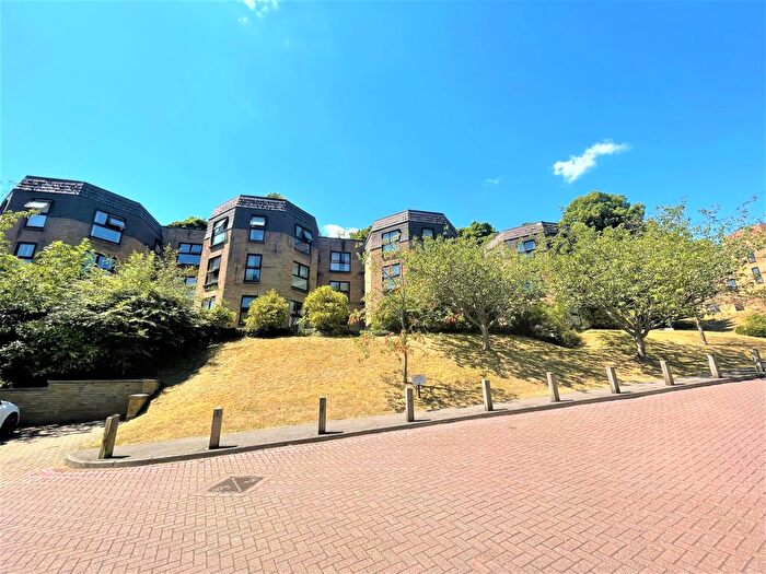 2 Bedroom Flat To Rent In Charterhouse Road, Godalming, Surrey, GU7