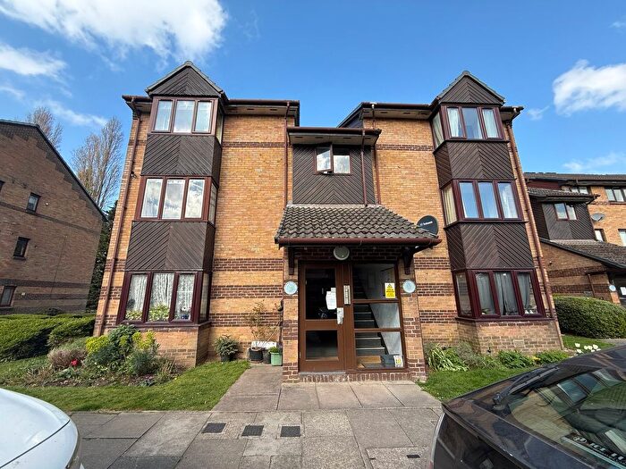 Studio To Rent In Harp Island Close, London, NW10