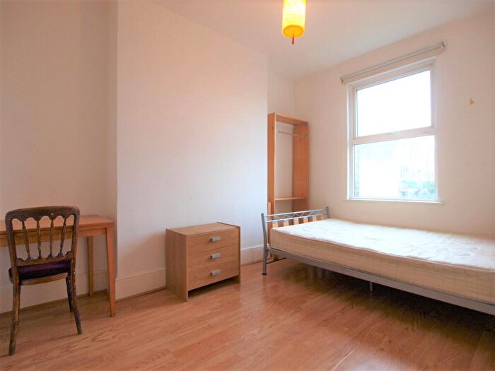 3 Bedroom Flat To Rent In Green Lanes, Newington Green, N16