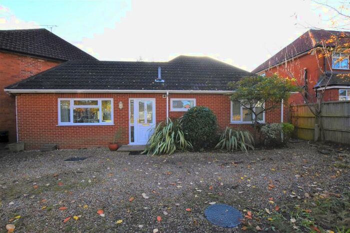 2 Bedroom Bungalow To Rent In Henley Road, Caversham, RG4