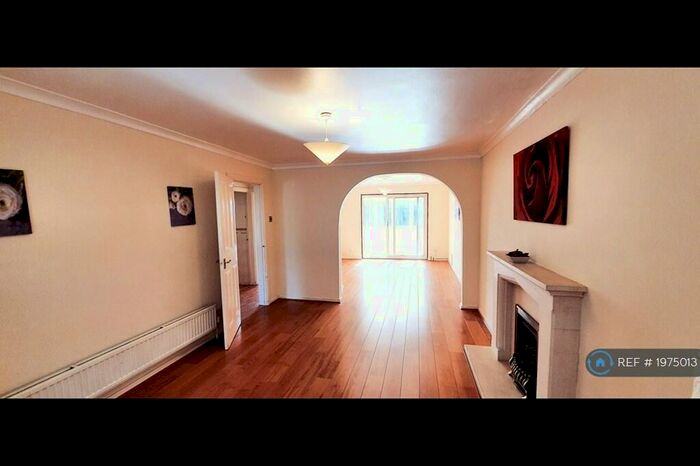 4 Bedroom Semi-Detached House To Rent In Varney Close, Hemel Hempstead, HP1