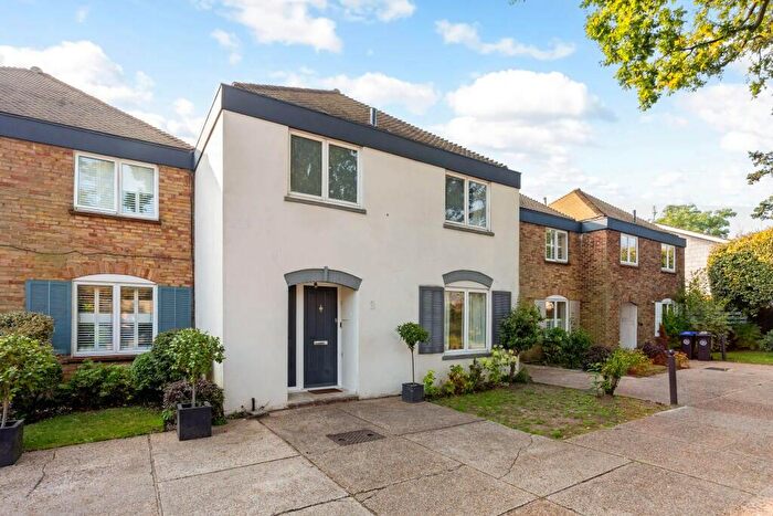 3 Bedroom Mews To Rent In Pine Grove Mews, Pine Grove, Weybridge, Surrey, KT13