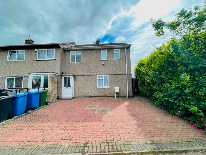 3 Bedroom Semi-Detached House To Rent In Masefield Drive, Tamworth, B79