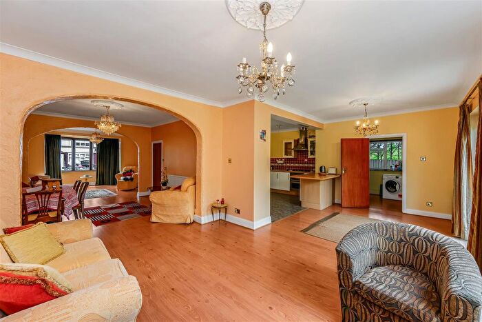 5 Bedroom Semi-Detached House To Rent In Langley Crescent Drive, Wanstead, E11