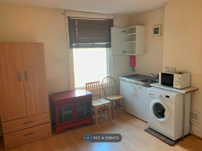 Studio To Rent In Leigham Vale, London SW16