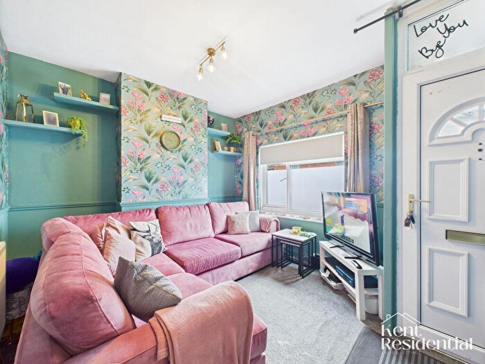 3 Bedroom Terraced House To Rent In Magpie Hall Road, Chatham, ME4