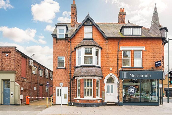 1 Bedroom Flat For Sale In High Street, Hampton, TW12