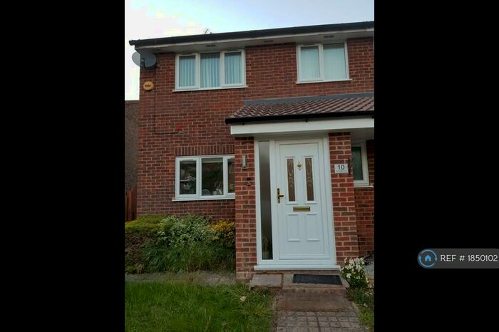 4 Bedroom Semi-Detached House To Rent In Sandringham Court, Slough, SL1