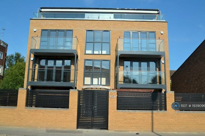 2 Bedroom Flat To Rent In Pomeroy Street, London, SE14