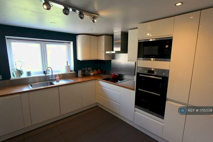 3 Bedroom Semi-Detached House To Rent In Kent Way, Maidenhead, SL6