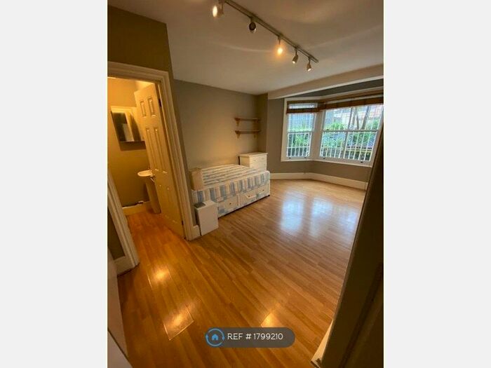 Studio To Rent In Bedford Hill, London, SW12