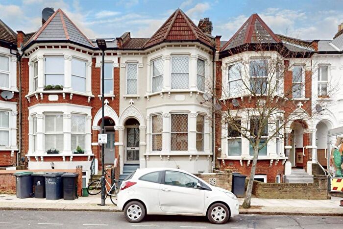 3 Bedroom Apartment To Rent In Pemberton Road, Haringay, N4
