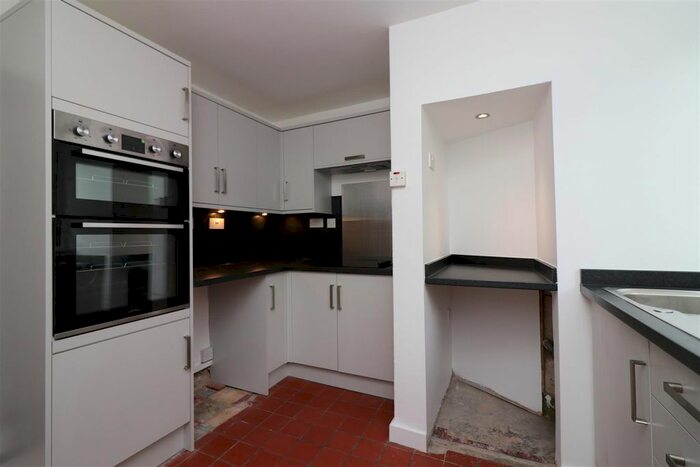 2 Bedroom End Of Terrace House To Rent In Lister Hill, Leeds, West Yorkshire, Uk, LS18