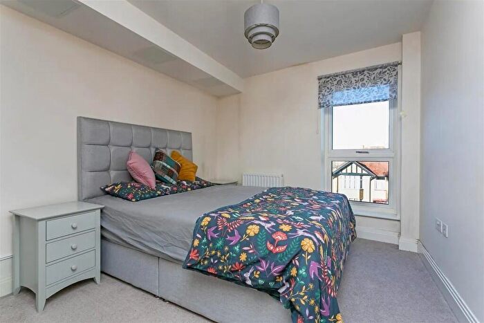 2 Bedroom Apartment For Sale In Windsor Road, Slough, SL1