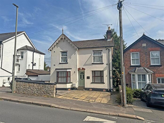2 Bedroom Flat For Sale In Woodlands Road, Redhill, RH1