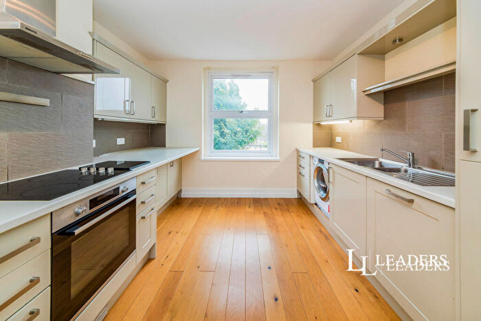 3 Bedroom Flat To Rent In Railway Approach, East Grinstead, RH19