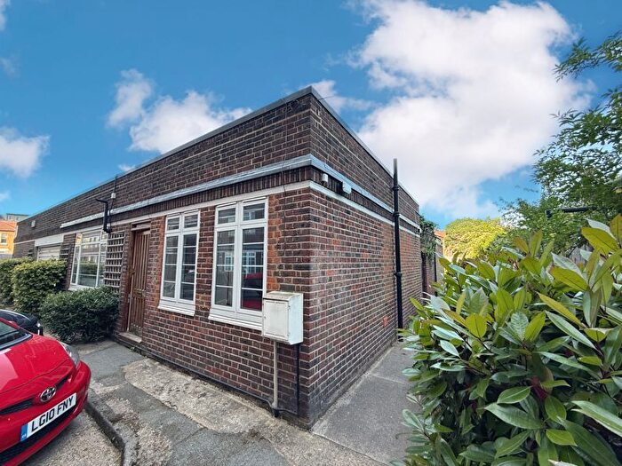 2 Bedroom Flat To Rent In Balham High Road, London, SW17