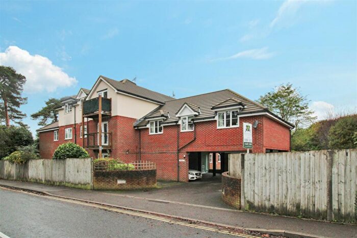 2 Bedroom Flat To Rent In Warsash Road, Locks Heath, SO31