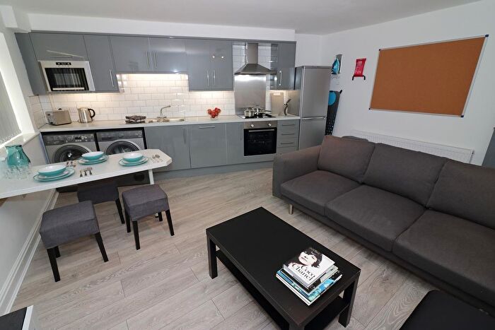 3 Bedroom Flat To Rent In Langworthy Road, Salford, M6