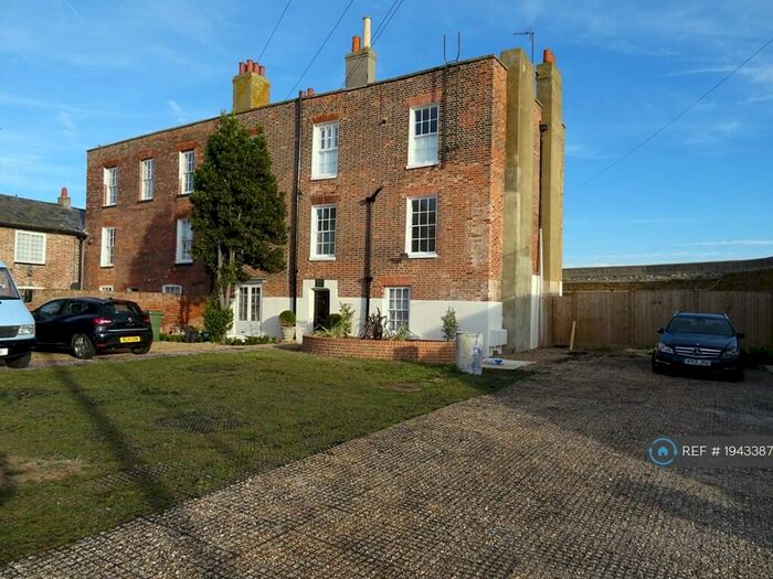 2 Bedroom Flat To Rent In Marine Parade, Sheerness, ME12